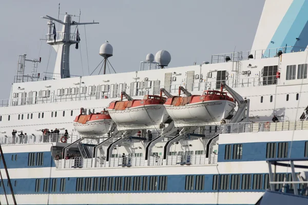 Barcos salva-vidas em um navio de cruzeiro alto — Fotografia de Stock