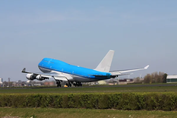 Duży samolot startujący z pasa startowego — Zdjęcie stockowe