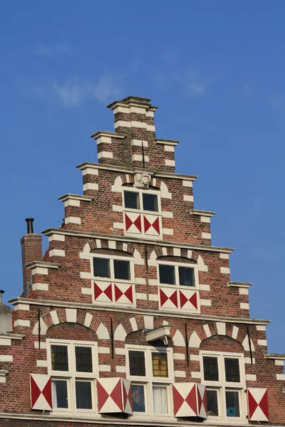 Traditionele Nederlandse kraai stapte gable — Stockfoto