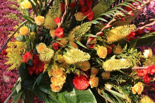 Žluté a oranžové květinové aranžmá — Stock fotografie