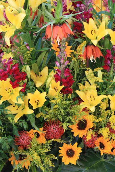 Yelllow arranjo de flores — Fotografia de Stock