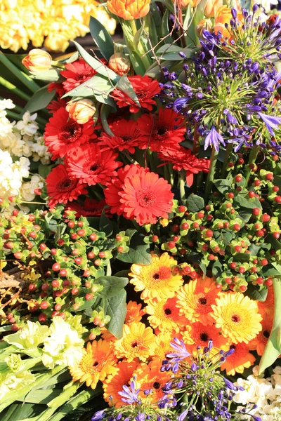 Arreglo floral en diferentes colores — Foto de Stock