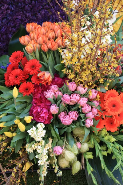Farklı renklerde çiçek aranjmanı — Stok fotoğraf