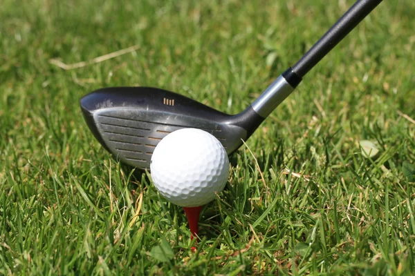 Golfball en el tee y golfclub — Foto de Stock