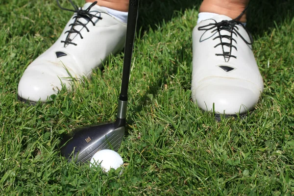 Женская обувь для гольфа и гольф — стоковое фото