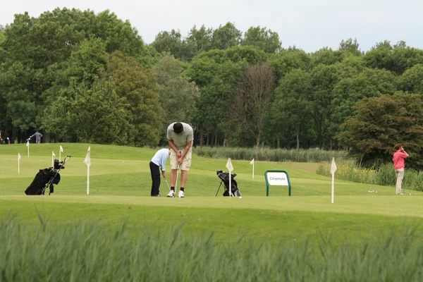 Yeşil yonga üzerinde golfçü — Stok fotoğraf