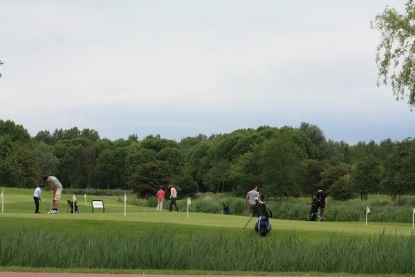 Golfistów na chipping green — Zdjęcie stockowe