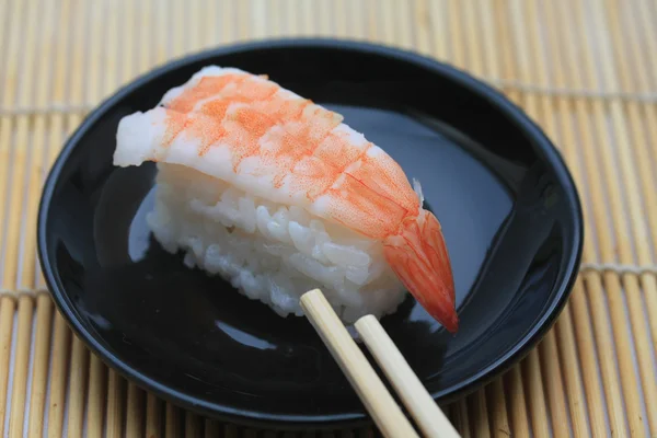 Nigirisushi, rolled rice and scrimp — Stockfoto