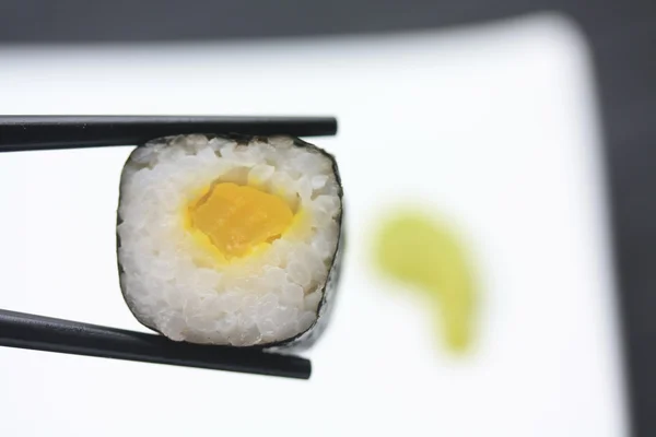 Makisushi, крупним планом, між палички для їжі — стокове фото