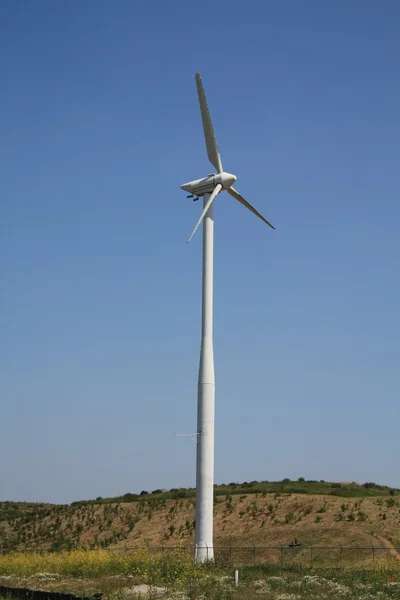 Větrná turbína v jasné modré oblohy — Stock fotografie