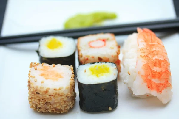 Sushi auf einem Teller — Stockfoto