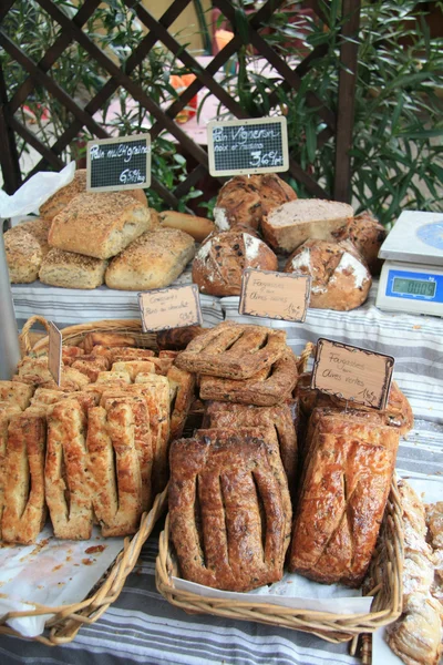 Friss kenyér, a franciaországi piacon — Stock Fotó