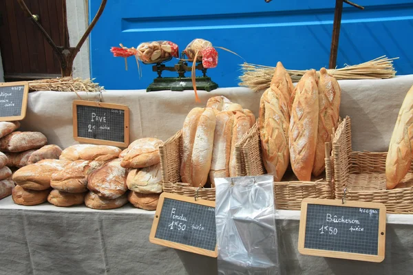 Frisches Brot auf dem französischen Markt — Stockfoto