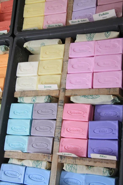 Bars farbiger Seife auf einem lokalen Markt in Bedoin — Stockfoto
