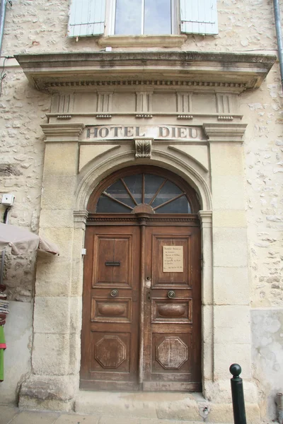 Detalle de la fachada del hospital principal en Vaison La Romaine - Fr. — Foto de Stock