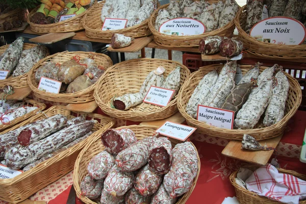Salsicce in cestini di vimini su un mercato francese — Foto Stock