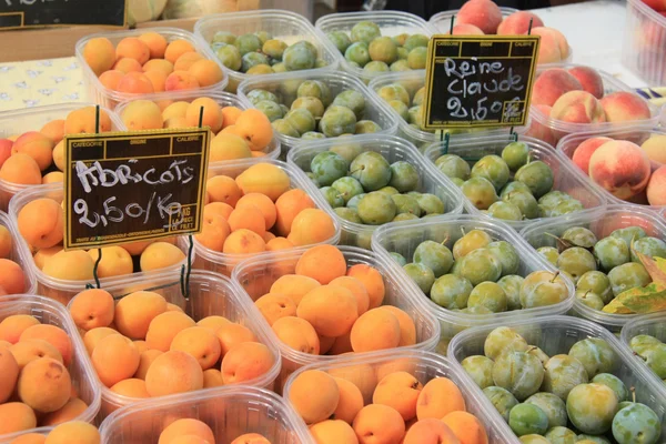 Abricotes, pêssegos e ameixas — Fotografia de Stock