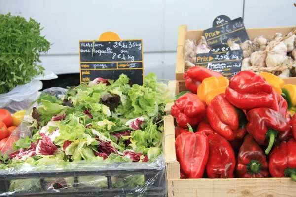 Hortalizas en el mercado francés local — Foto de Stock