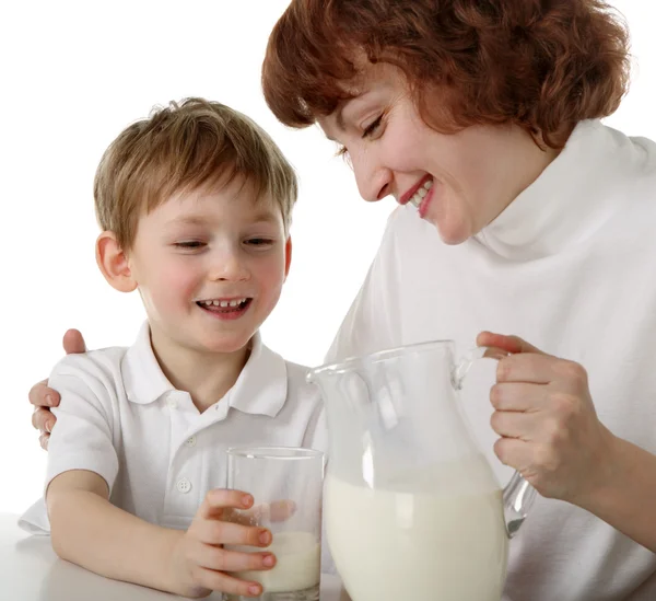 Madre derrama leche a hijo — Foto de Stock