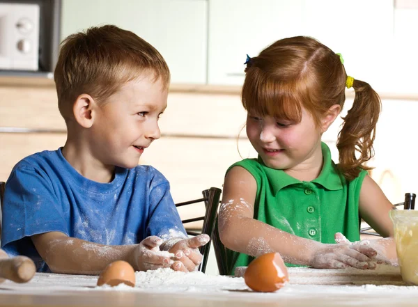 Маленькие помощники на кухне — стоковое фото