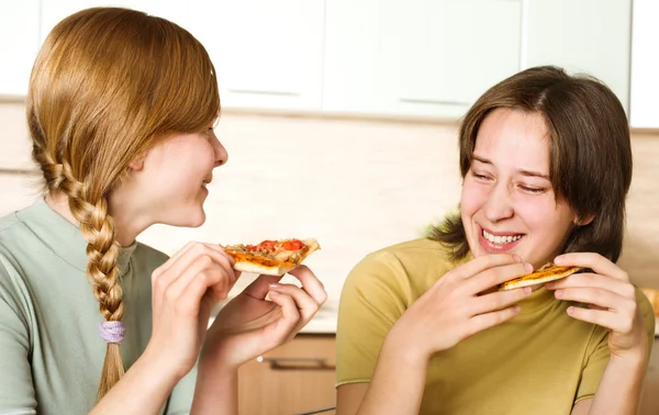 Dos chicas alegres con pizza — Foto de Stock