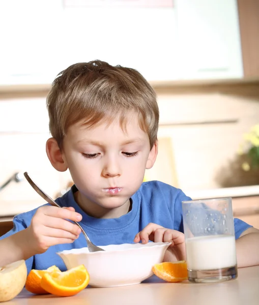 Barn som äter frukost — Stockfoto