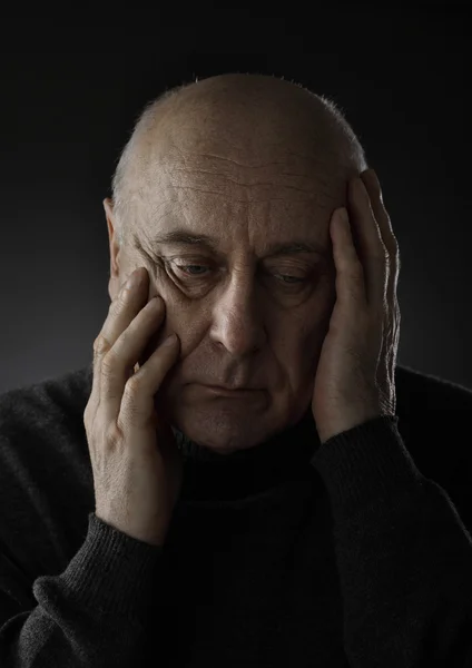 Homme âgé stressé avec tête haute — Photo