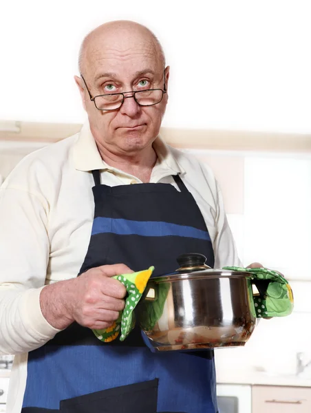 Idősebb ember, főzés — Stock Fotó