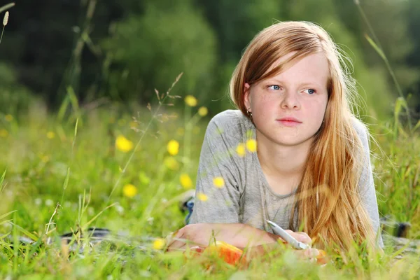 Adolescente chica en el prado — Foto de Stock