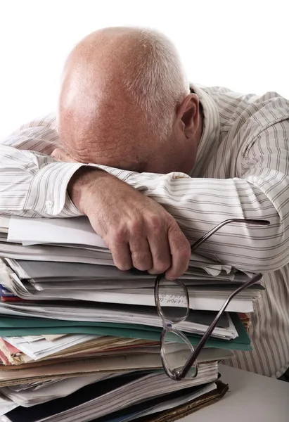 Unavený starší muž s papíry — Stock fotografie