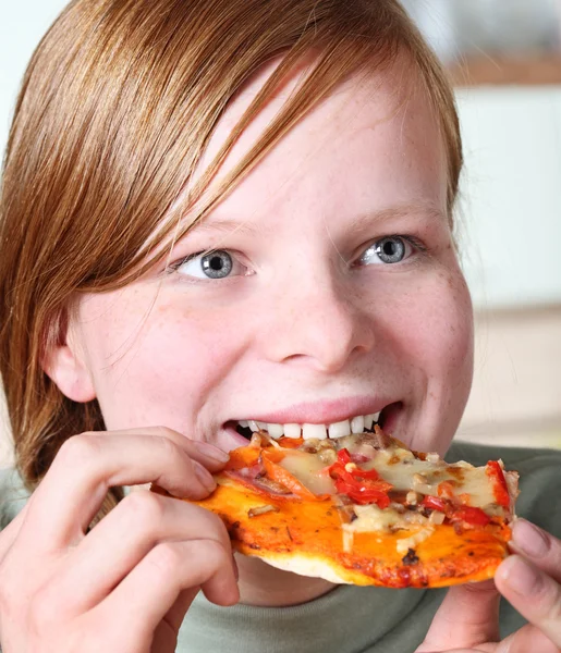 Adolescent fille manger pizza — Photo