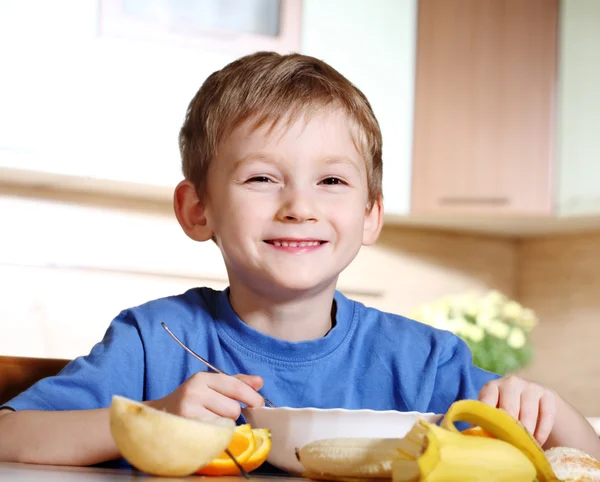 Välsmakande frukost med liten pojke — Stockfoto