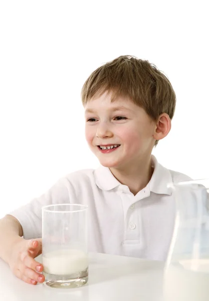 Маленький хлопчик зі склянкою молока — стокове фото