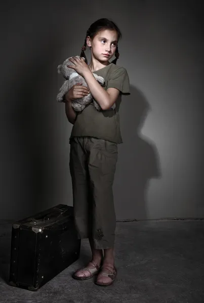 Kleines einsames Mädchen mit Koffer — Stockfoto