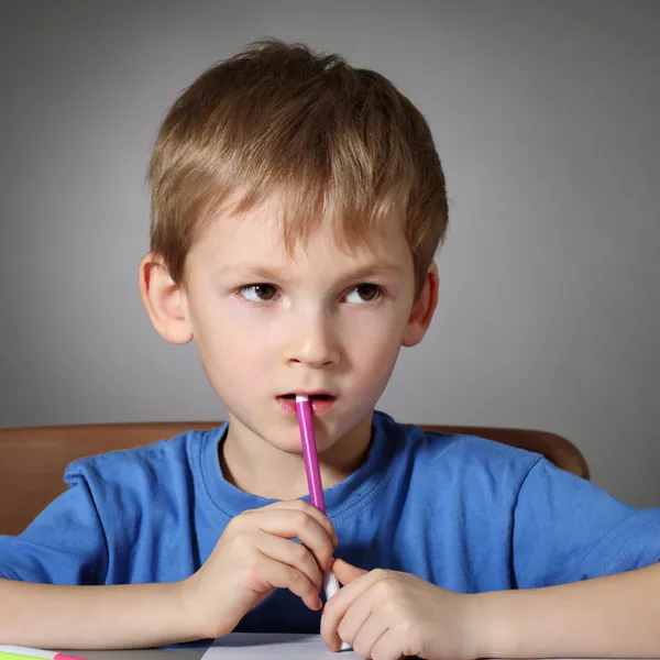 Niño pequeño con bolígrafo de fieltro — Foto de Stock
