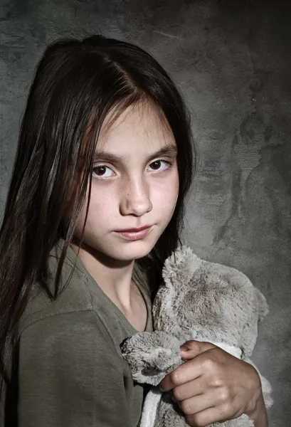 Üzgün kız oyuncakla portresi — Stok fotoğraf