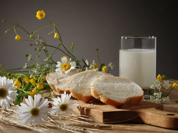 Pão, leite e flores silvestres — Fotografia de Stock