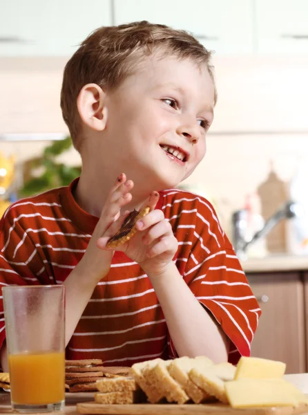 小さな男の子の朝食 — ストック写真