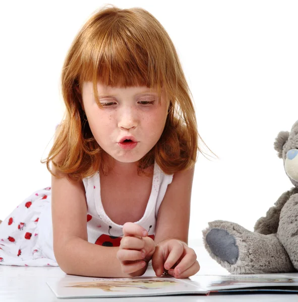 Ανάγνωση κοριτσάκι με παιχνίδι — Φωτογραφία Αρχείου