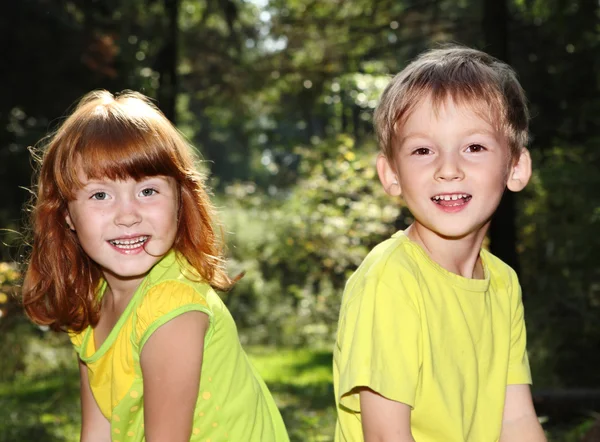 Crianças felizes na floresta — Fotografia de Stock