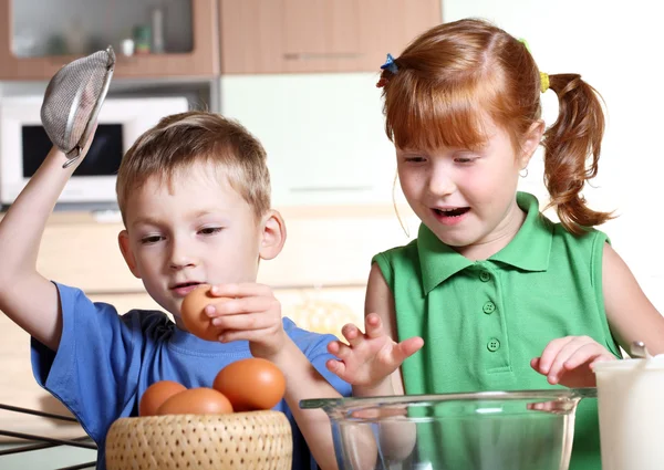 Crianças cozinhar — Fotografia de Stock