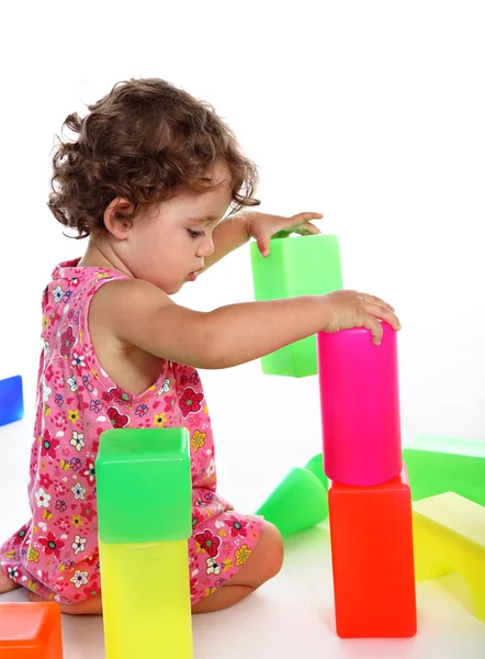Дитяча дівчина грає з іграшковими блоками — стокове фото