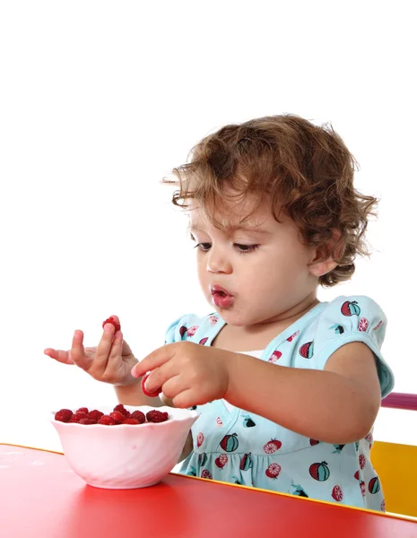 Baby meisje eten framboos — Stockfoto