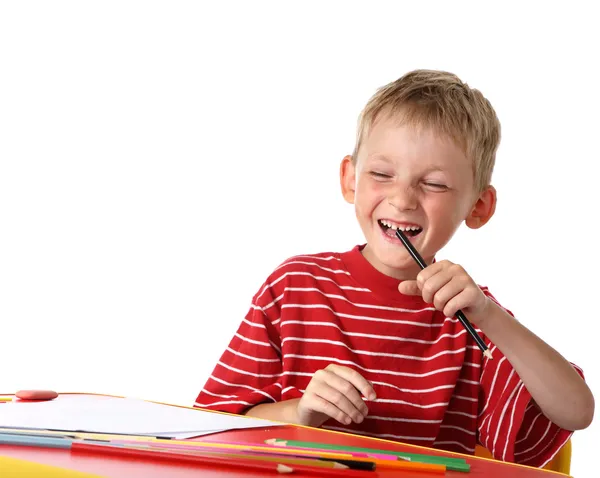 Směje se chlapeček s pastelkami — Stock fotografie