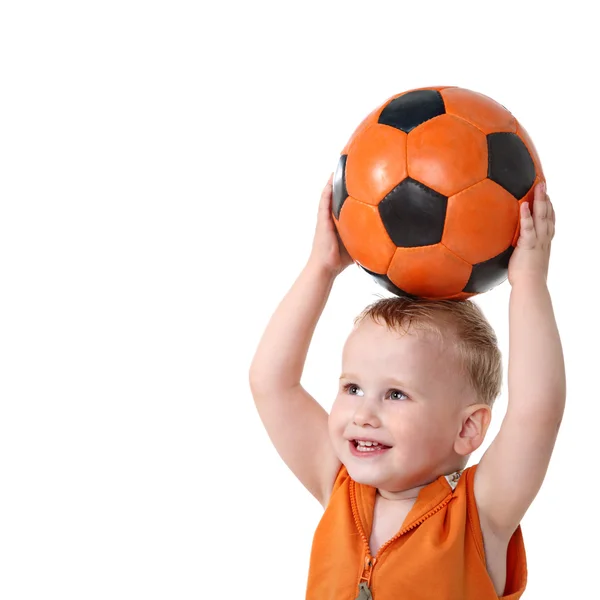 小男孩抱着足球球 — 图库照片