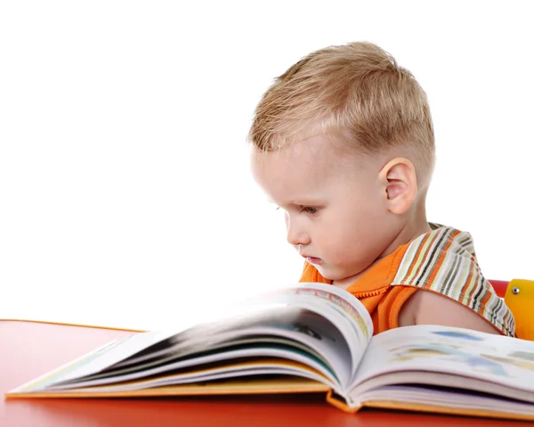 Грустный ребенок с книгой — стоковое фото