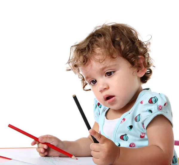 Маленькая девочка с цветными карандашами — стоковое фото