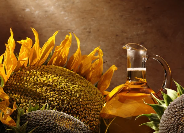 Olja flaska med solrosor — Stockfoto