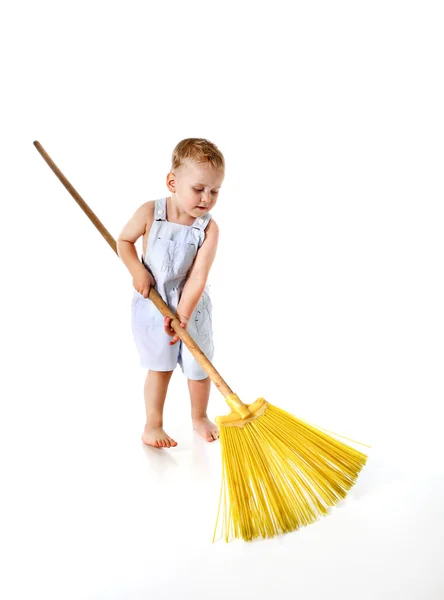 Kleine jongen reiniging met bezem — Stockfoto