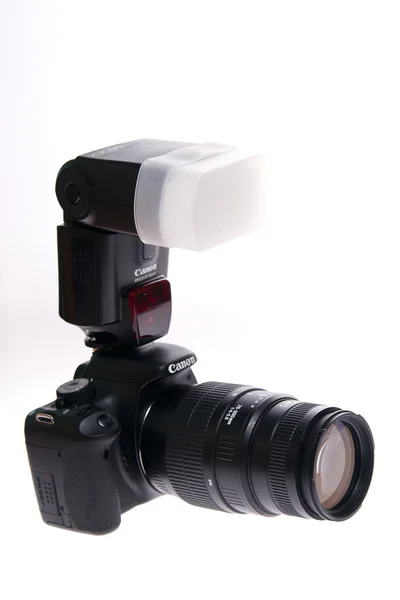 Φωτογραφική μηχανή DSLR, απομονωμένα σε λευκό — Φωτογραφία Αρχείου